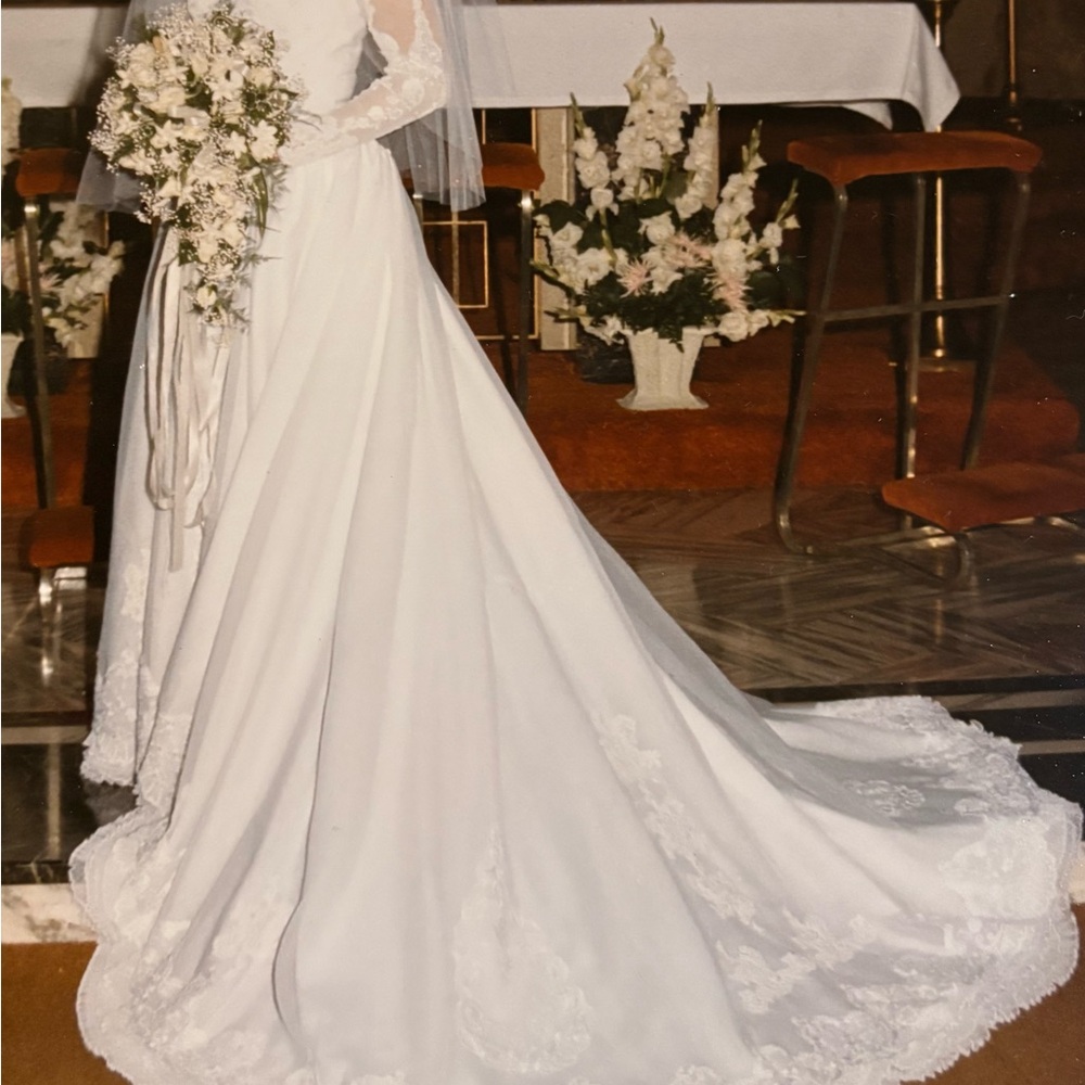 Elegant White Lace Wedding Dress